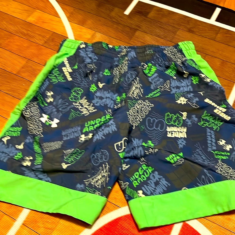 Under Armour boys large lightweight shorts with pockets